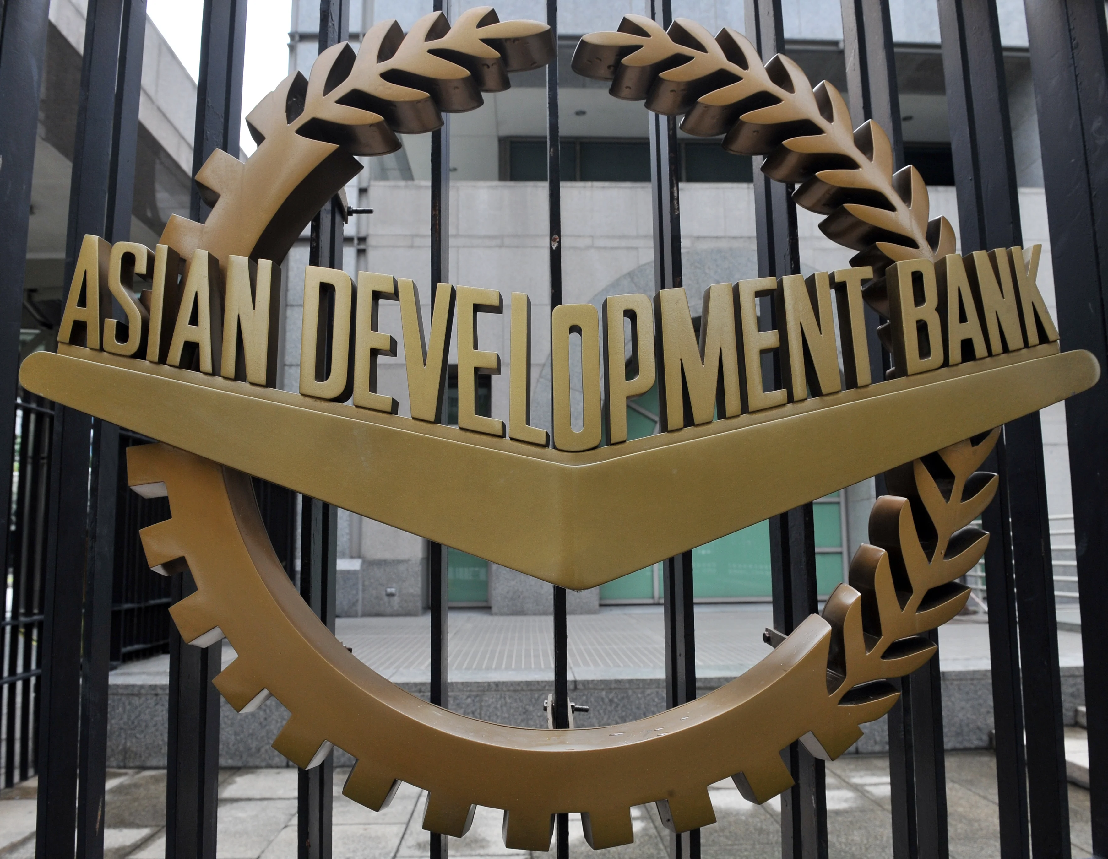 Nakatakdang Mag-invest ang ADB ng $70 Bilyon sa Enerhiya at Digital na Inprastruktura ng Asya