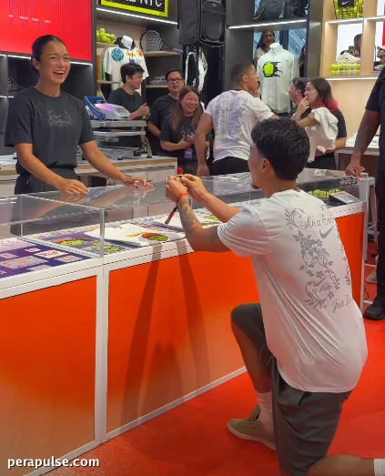 Mapaglarong Tugon ni Alex Eala sa Suprisang Proposal ng Fan sa NYC