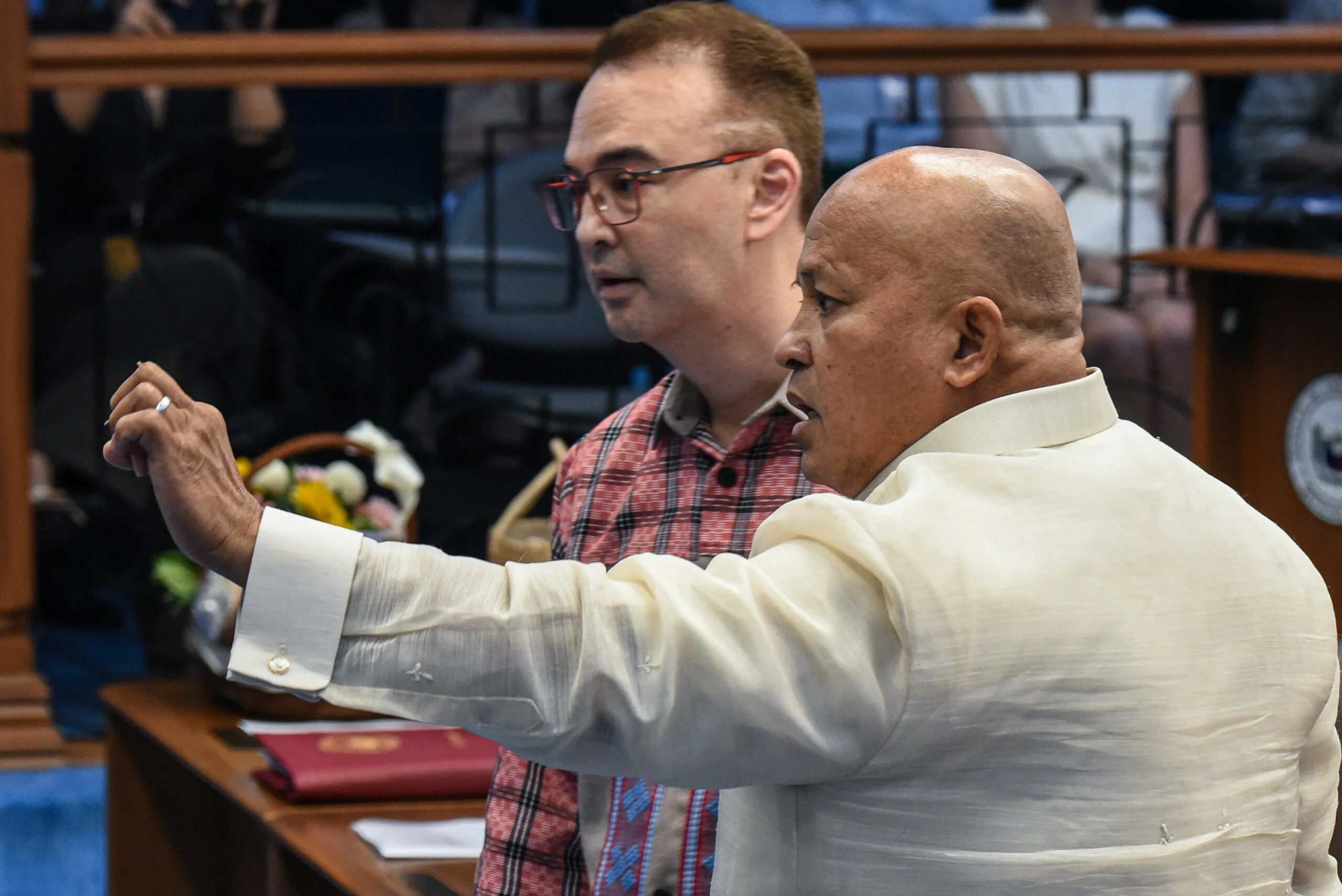 Bato Dela Rosa Tumakas sa Mandato ng Pag-aresto, Suportado ang Pamumuno ni Cayetano sa Senado