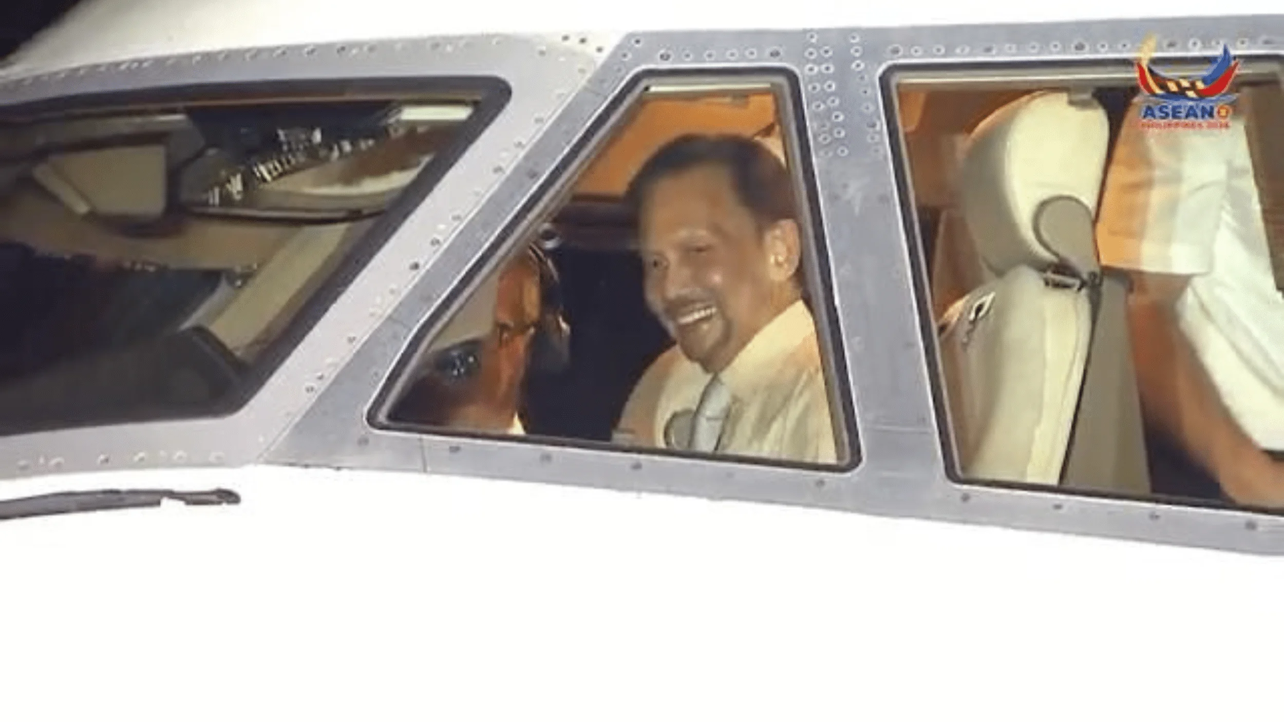 Sultan ng Brunei ang Nagpalipad ng Sariling Eroplano Patungong Cebu para sa ASEAN 2026 Summit