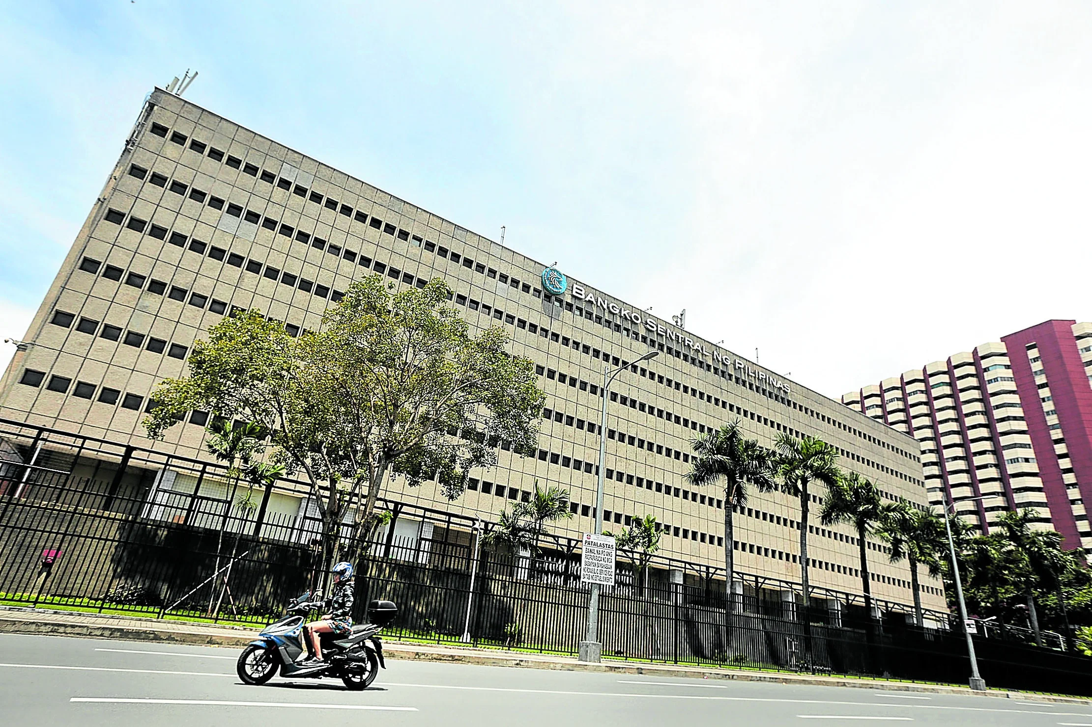 Ang Gobernador ng BSP na si Eli Remolona ang Nangunguna sa Listahan ng mga Pinakamataas na Bayad na Opisyal ng Gobyerno