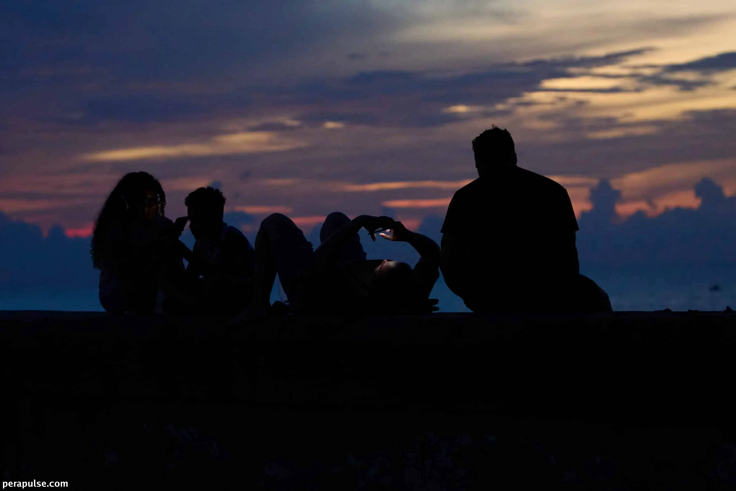 Naghahanap ng Lunasan ang mga Cuban sa Malecón sa Gitna ng mga Blackout at Init