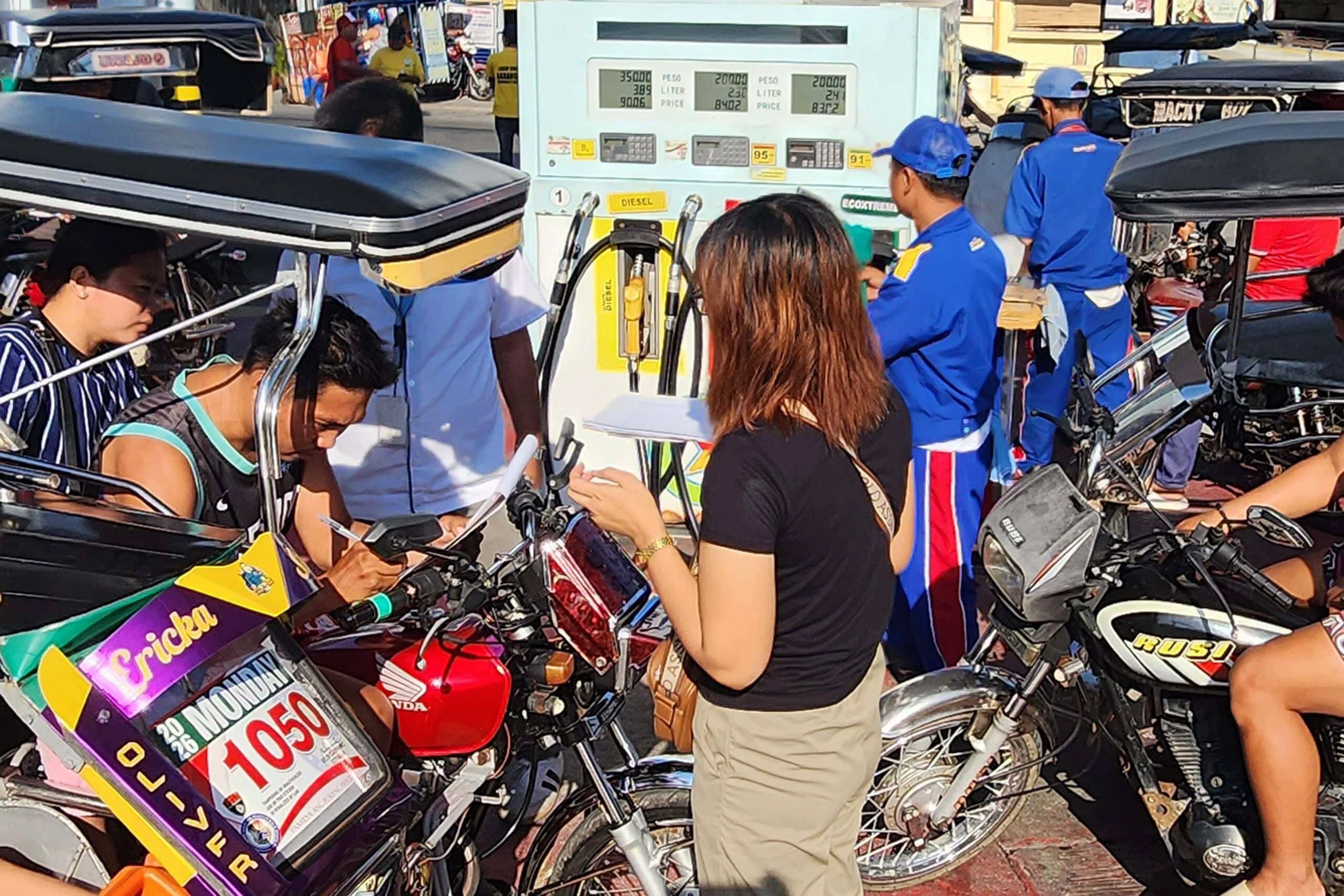 Nagbigay ng Libreng Gasolina at Tulong sa Pagkain ang Barangay Dagupan para sa mga Lokal na Drayber