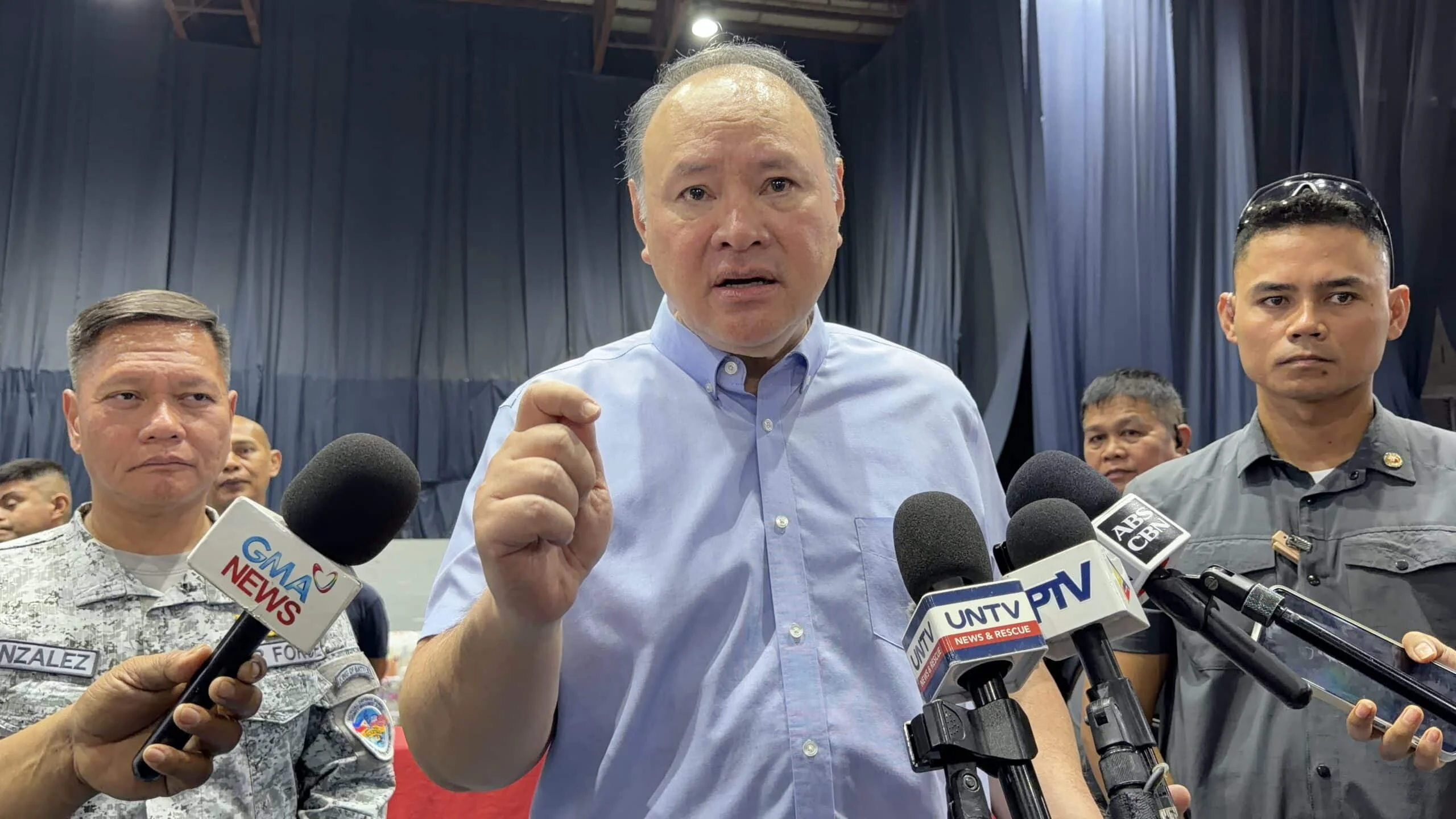 Sekretaryo ng Depensa Teodoro Tinanggihan ang Panawagan para sa Usapang kasama ang mga Rebelde