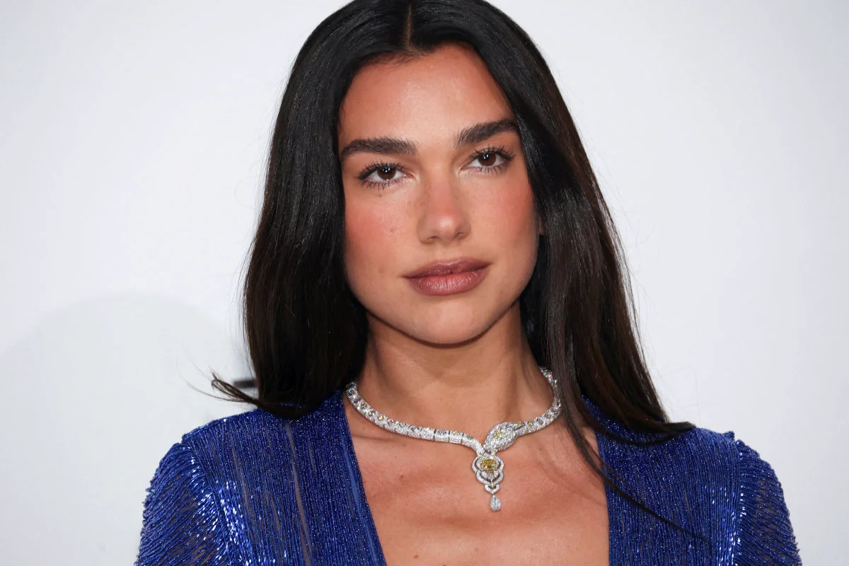 Dua Lipa Kumuha ng Legal na Hakbang Laban sa Samsung para sa $15 Milyon Dahil sa Paggamit ng Imahe