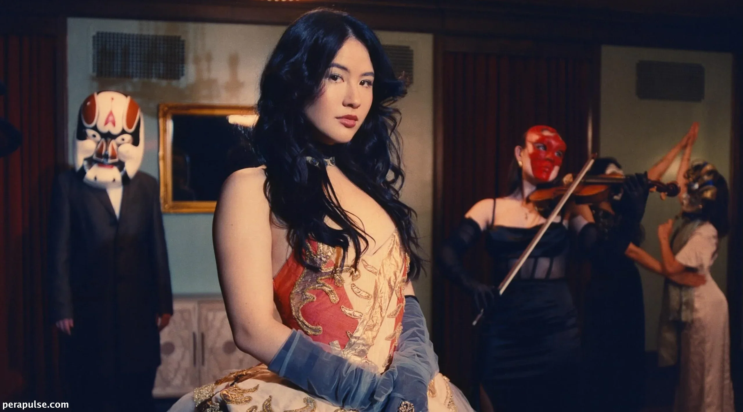 Inilunsad ni Emei ang Bagong EP na 'Night at the Opera' at Ipinagdiriwang ang Kanyang Ugat sa Teatro