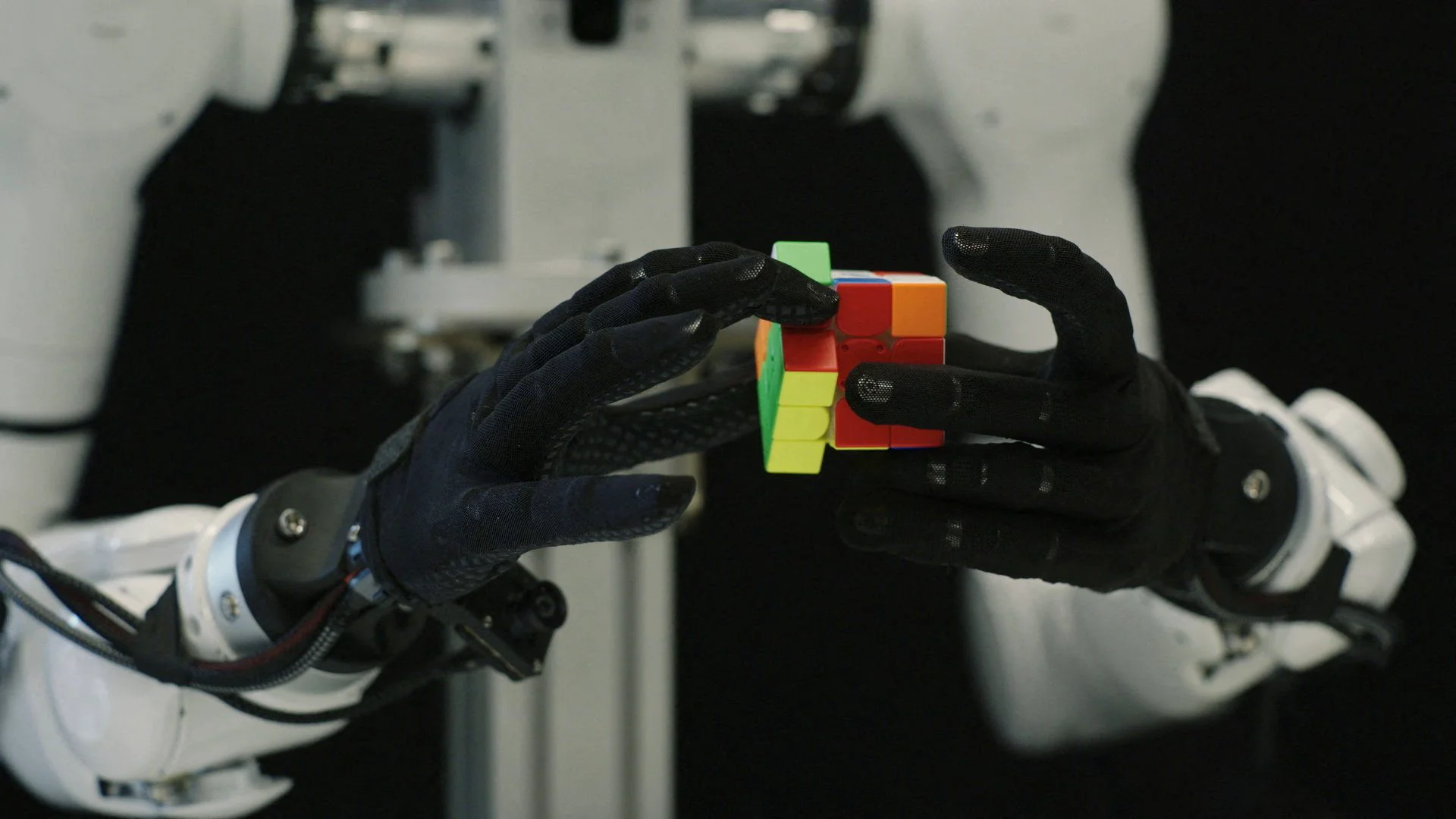 Inilunsad ng French Startup na Genesis AI ang Advanced AI Model at Human-Like Robotic Hand