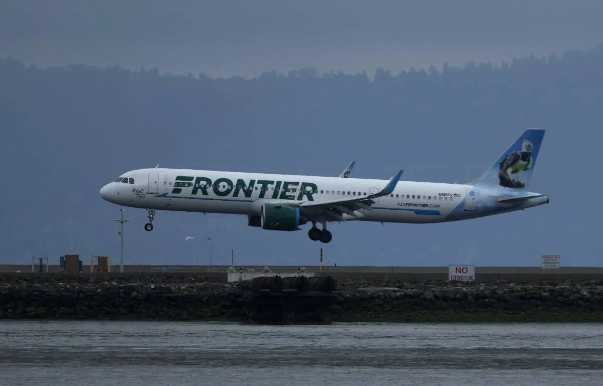 Lumipad na Eroplano ng Frontier Airlines, Tumama sa Pedestrian, Nagdulot ng Evakuasyon sa Denver Airport