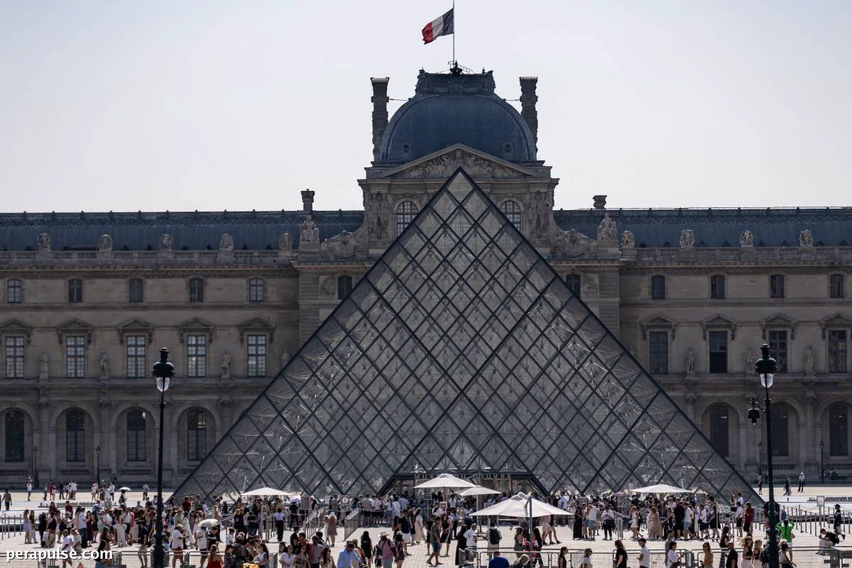 Germans Arrested for Louvre Stunt in Mona Lisa Hall