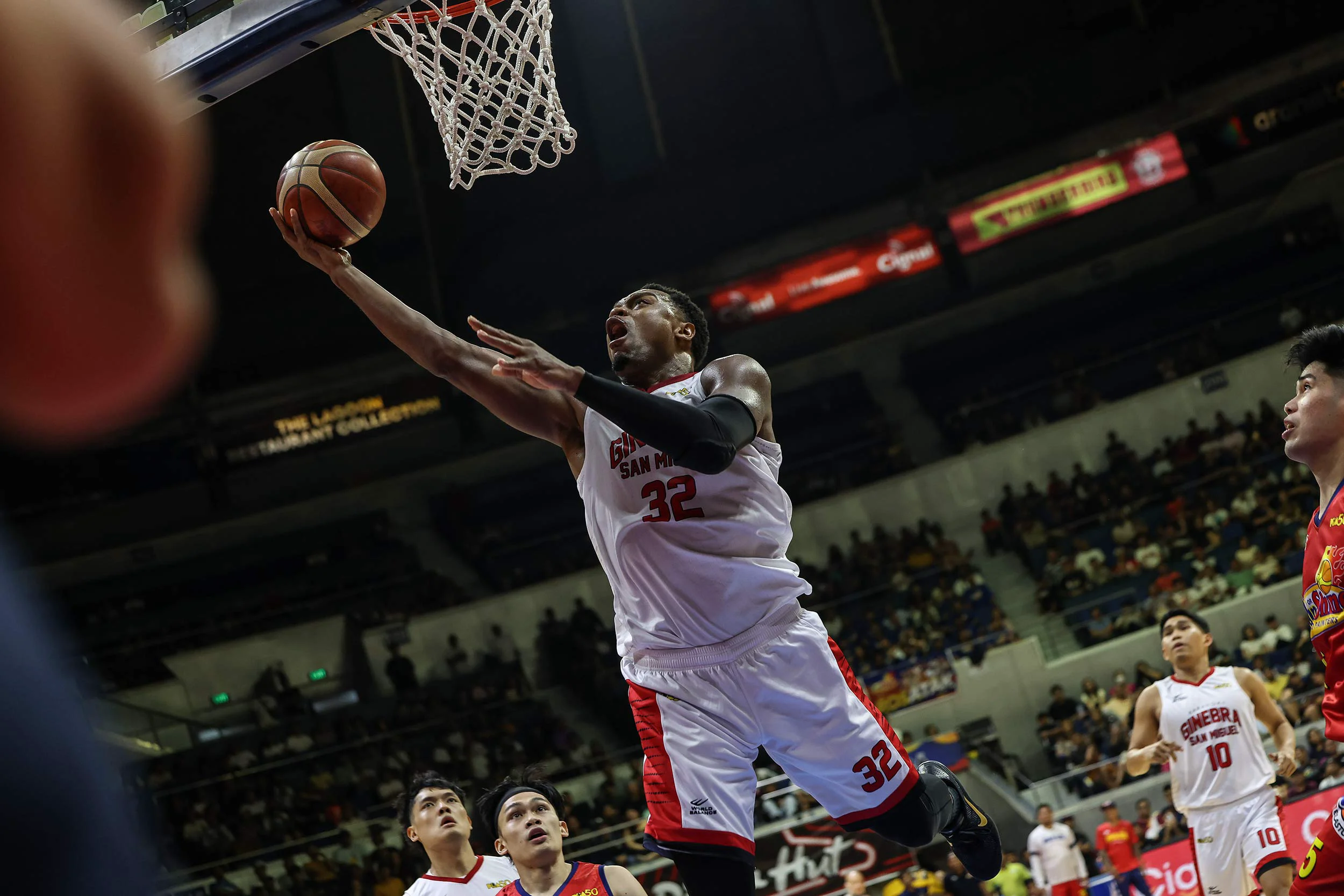 Ginebra Sumadsad ng 21 Threes upang Talunin ang Rain or Shine sa PBA Showdown