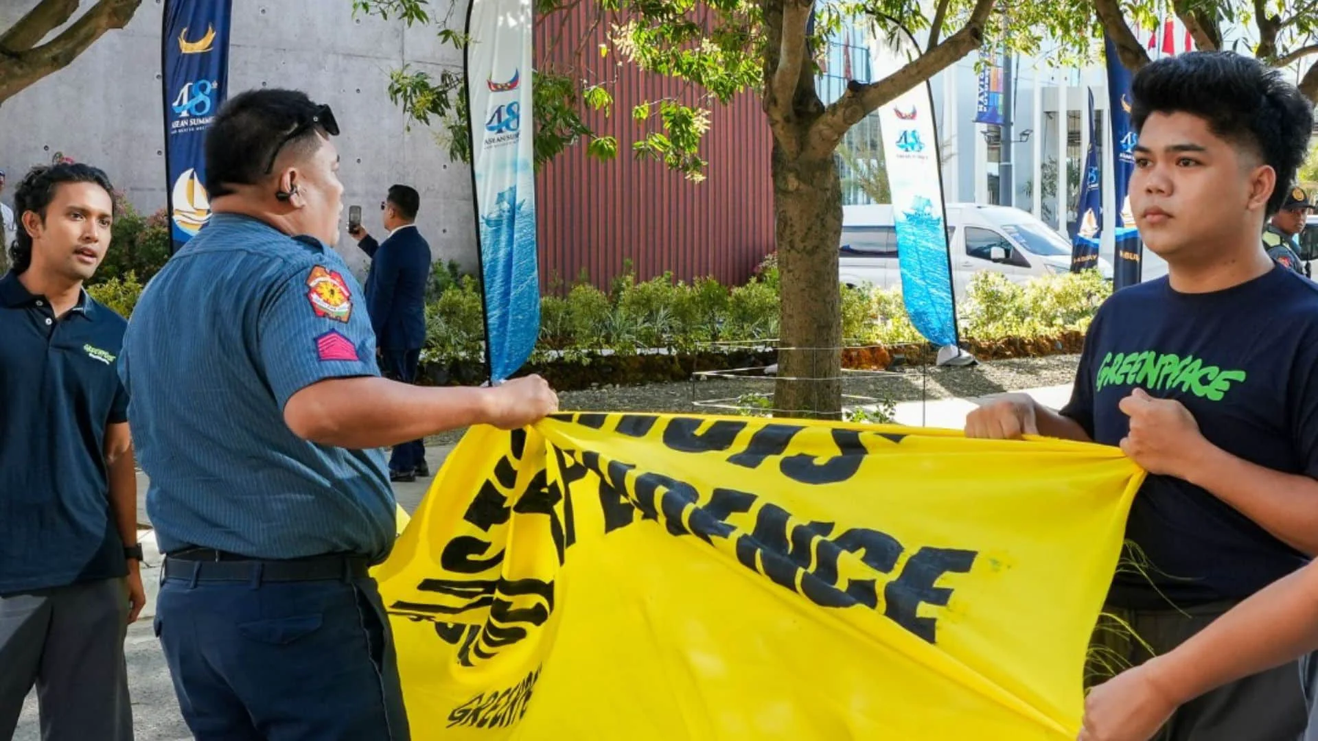 Naaresto ang mga Aktibista ng Greenpeace sa Protesta sa Asean Summit sa Cebu