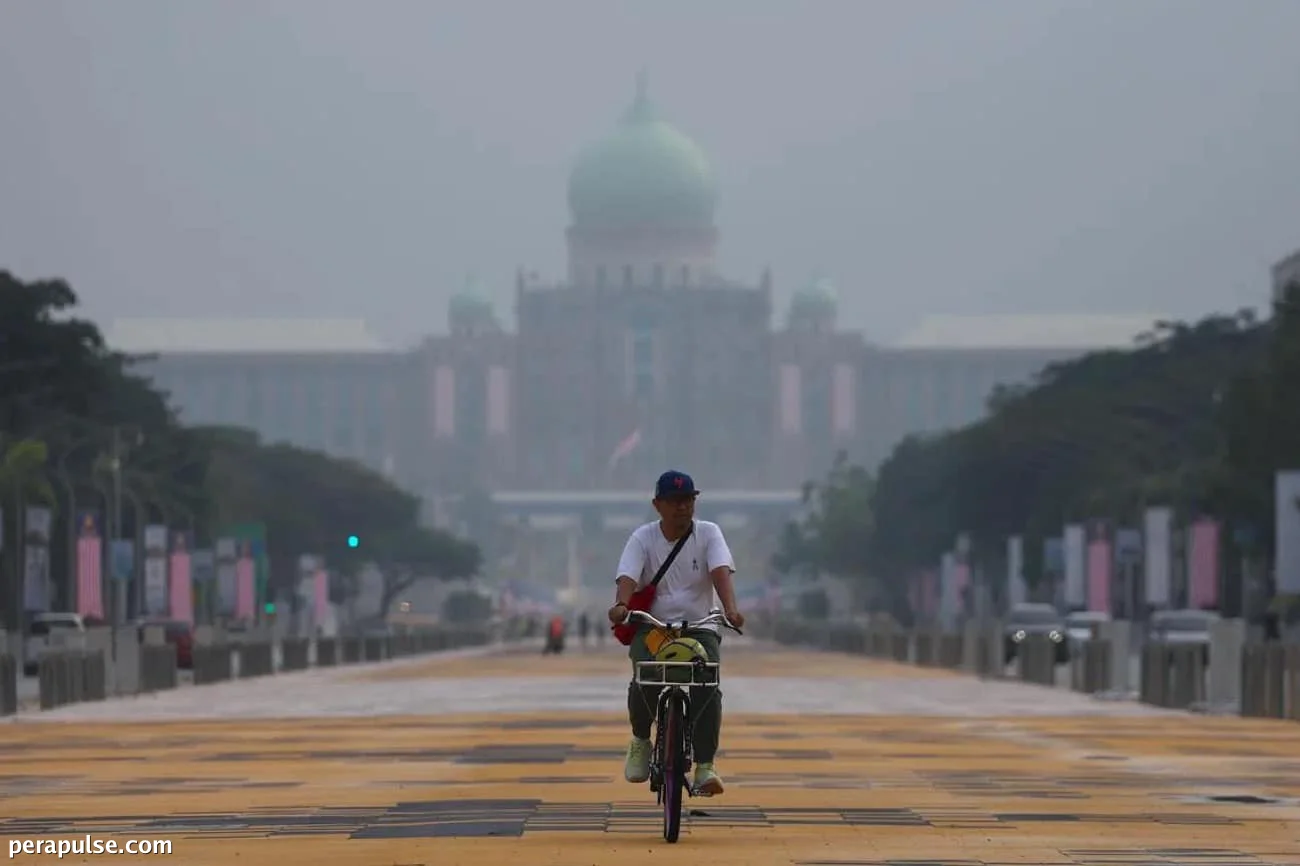 Haze Reaches Unhealthy Levels in 30 Malaysian Areas