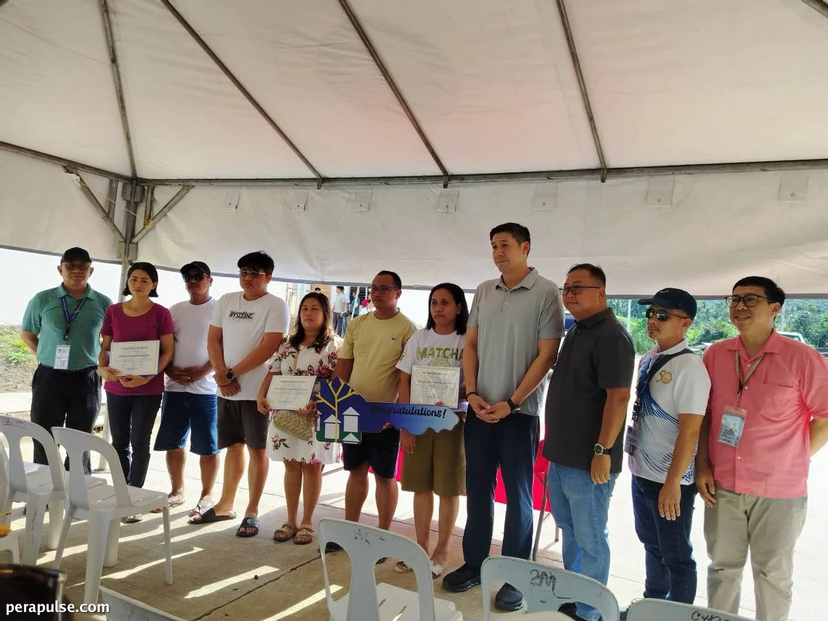 Mga Yunit ng Pabahay Ibinigay sa mga Pamilya ng mga Biktima ng Pamamaril sa Paaralan sa Tacloban