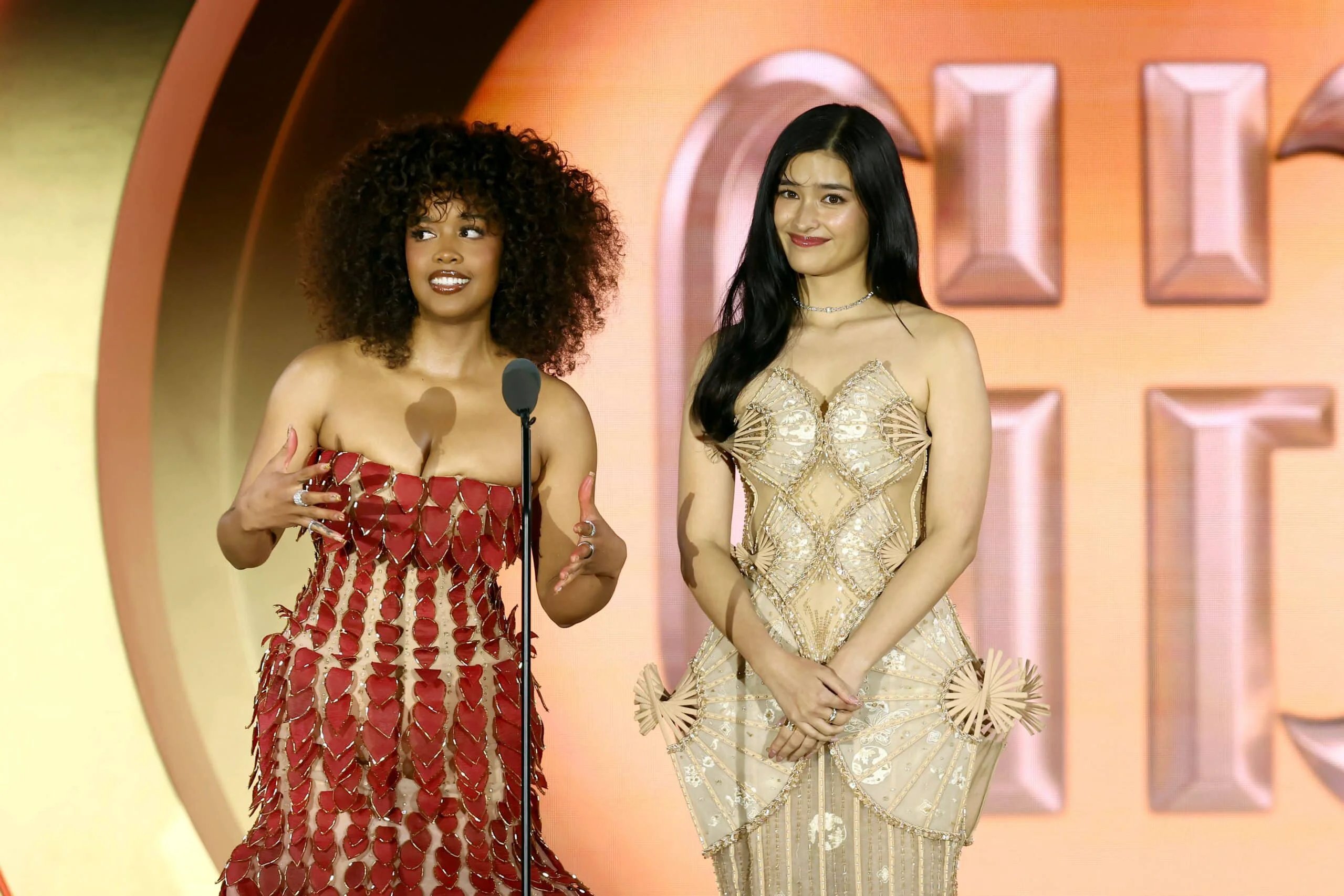 Liza Soberano at H.E.R. Kum brilliante sa Gold Gala Bago ang Paglabas ng 'Forgotten Island'