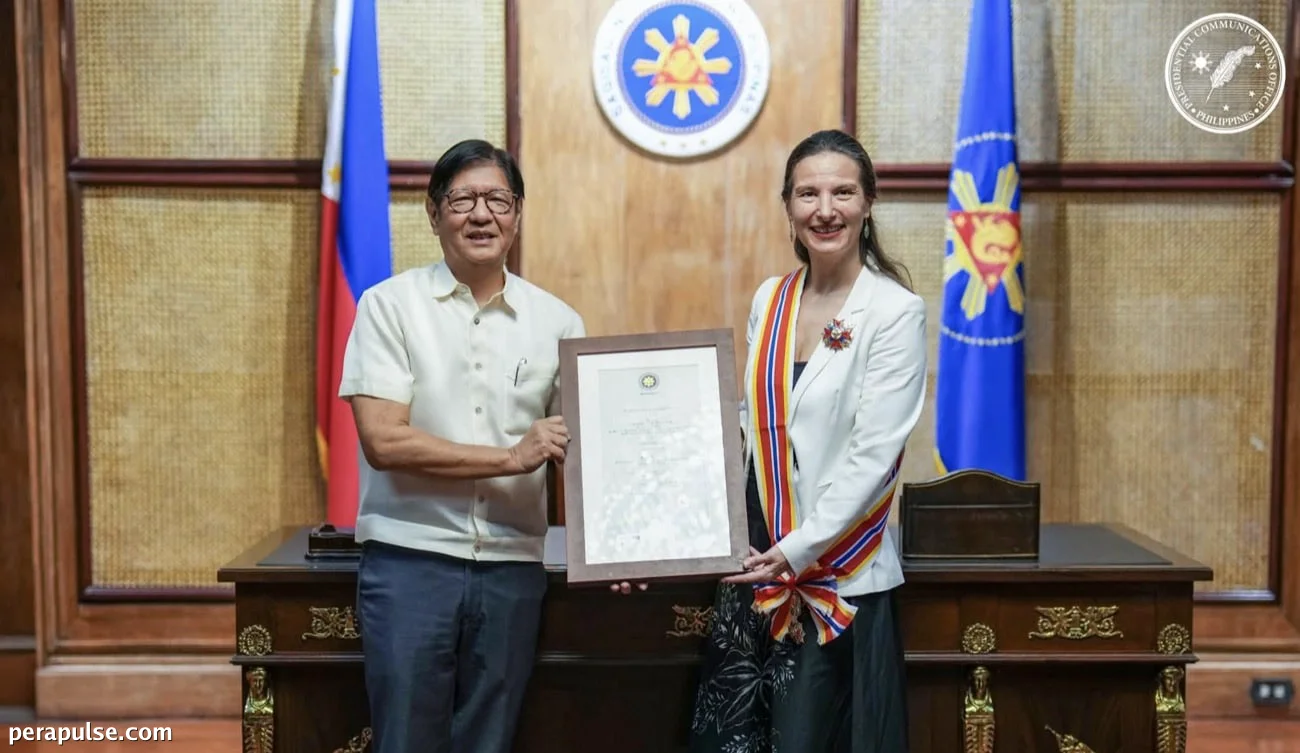 Pinarangalan ni Marcos ang Pranses na Sugo na si Fontanel ng Order of Sikatuna
