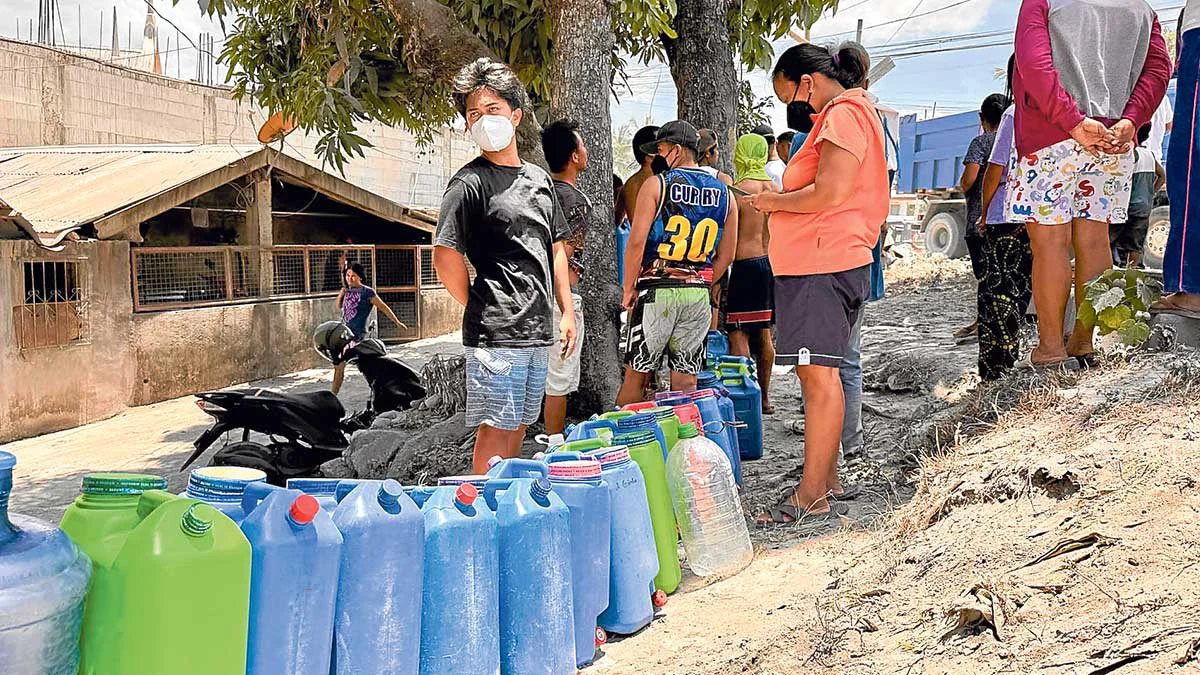 Epekto ng Ashfall ng Bulkang Mayon sa Mahigit 30,000 Pamilya sa Rehiyon ng Bicol