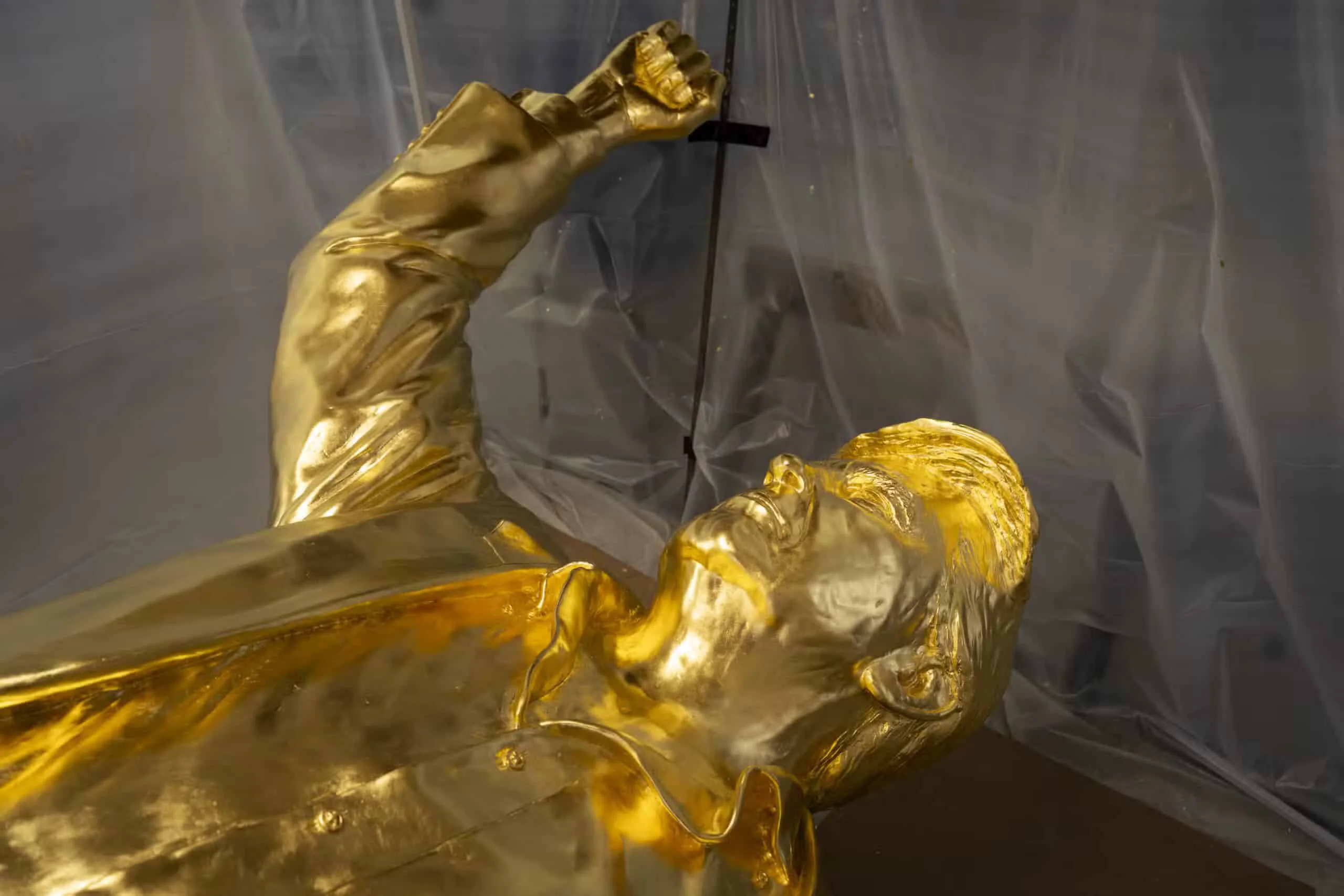 Pastor Itinanggi na ang Golden Trump Statue ay Idol para sa Pagsamba