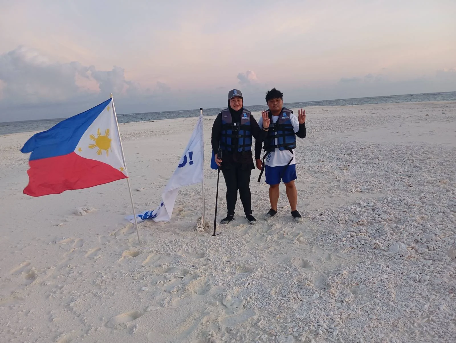 Itinaas ang Pambansang Watawat ng Pilipinas sa Pag-asa Cay 2 sa Gitna ng Presensya ng Tsina