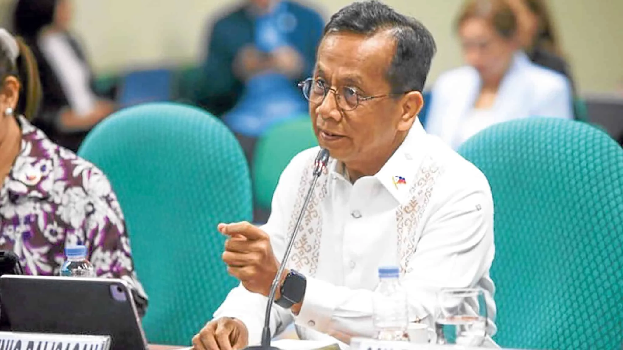 Nahaharap ang Pilipinas sa Pagbaba ng Ekonomiyang Paglago sa Gitna ng Alitan sa Gitnang Silangan at mga Eskandalo ng Korapsyon