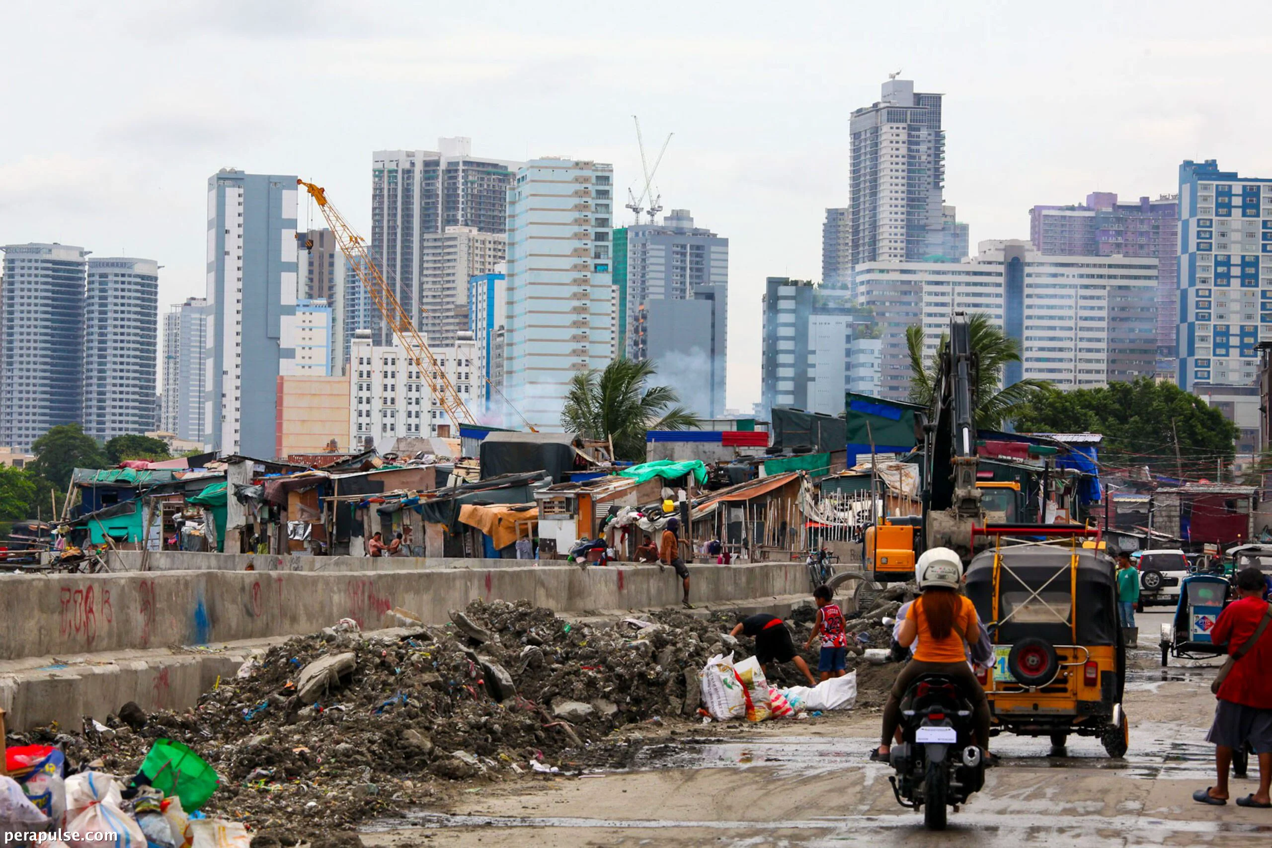 Bumaba ang Antas ng Kahirapan sa Pilipinas sa 9.7%, Ngunit Milyon-milyon ang Nanatiling Nanganganib