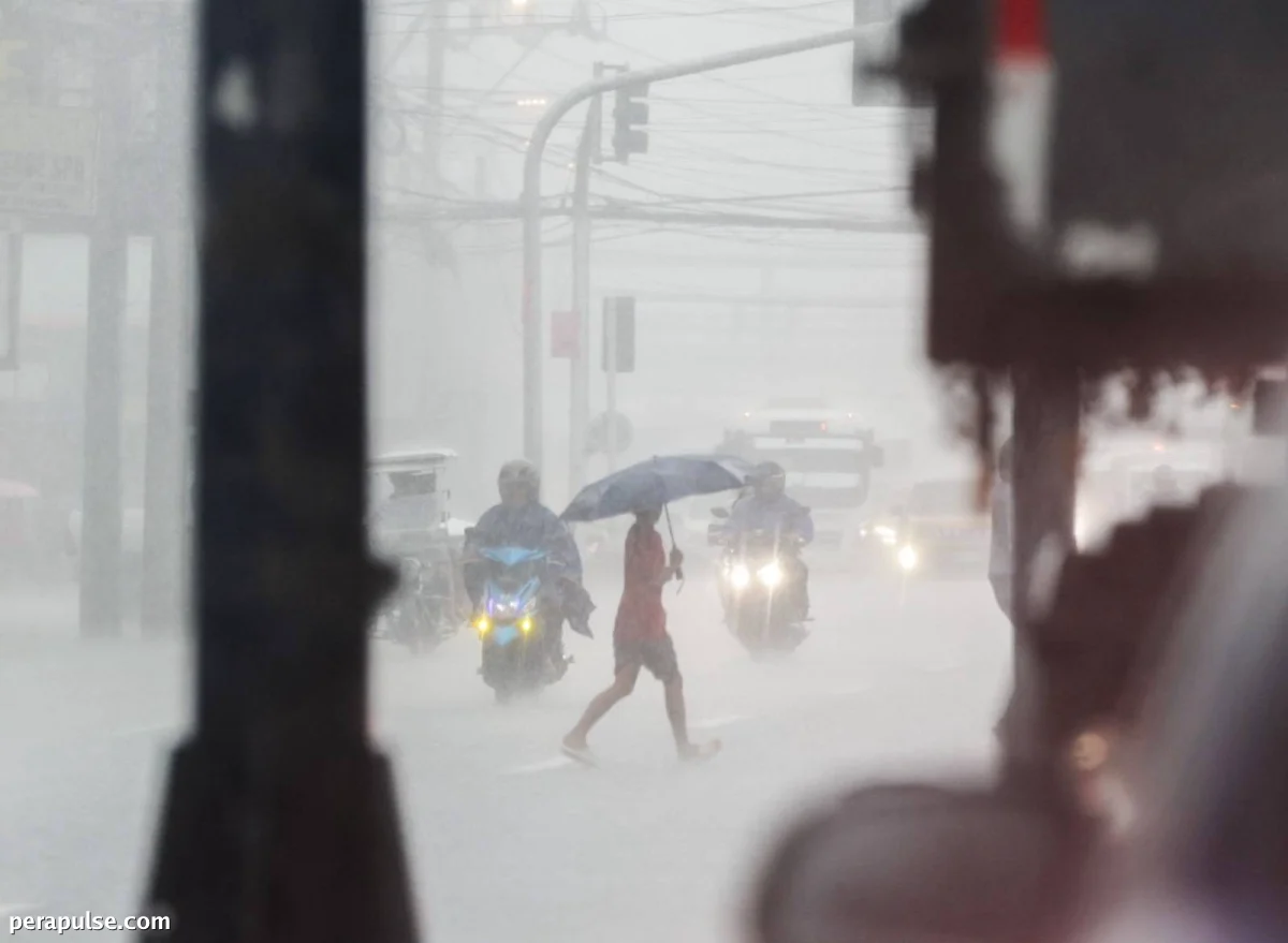 Nakapulang babala ng pag-ulan inilabas para sa Metro Manila at Timog Luzon sa gitna ng mga pag-ulan ng monsoon