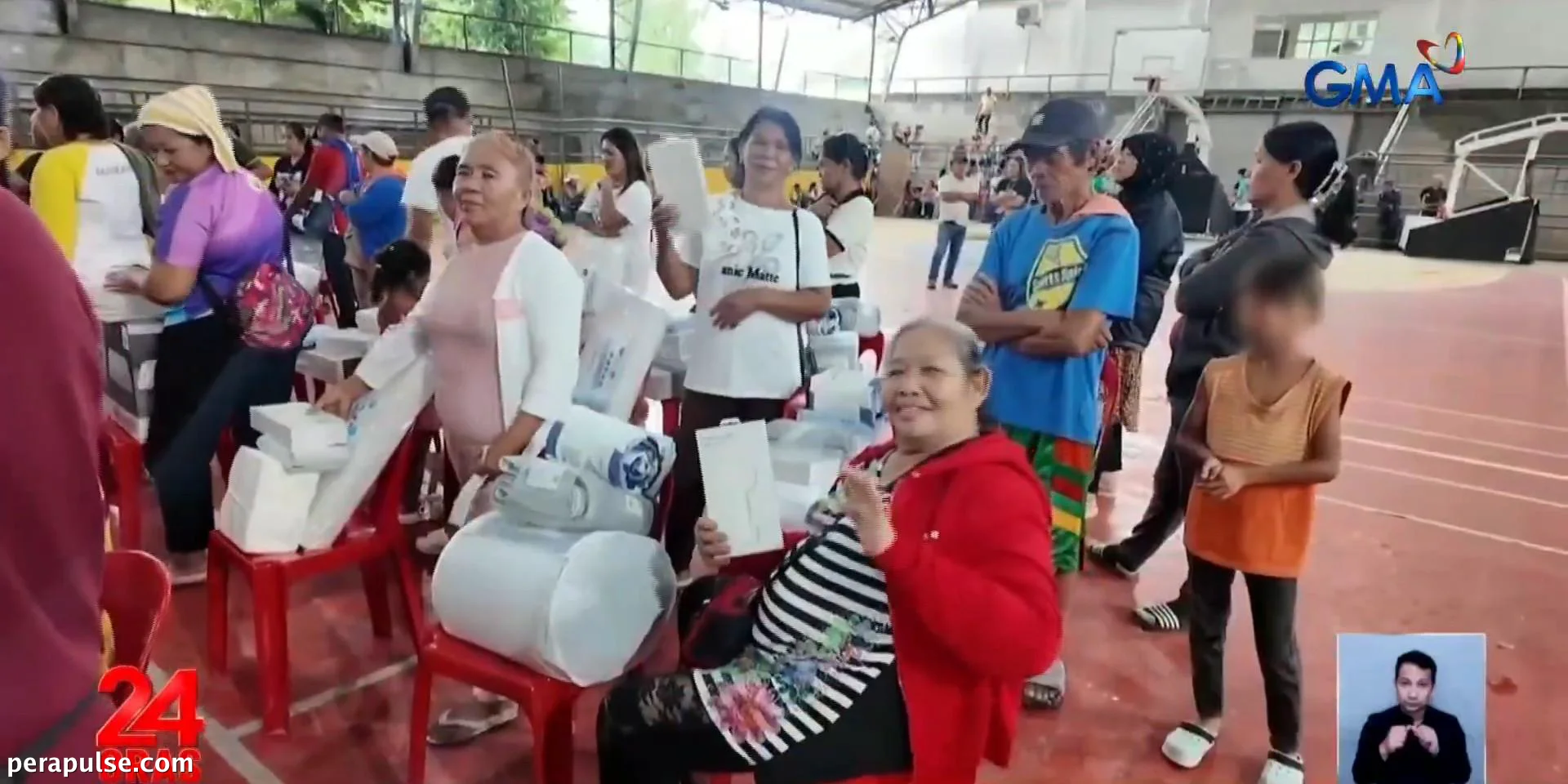 Tumatanggap ng Tulong ang mga Residenteng ng Sarangani at South Cotabato mula sa GMA Kapuso Foundation