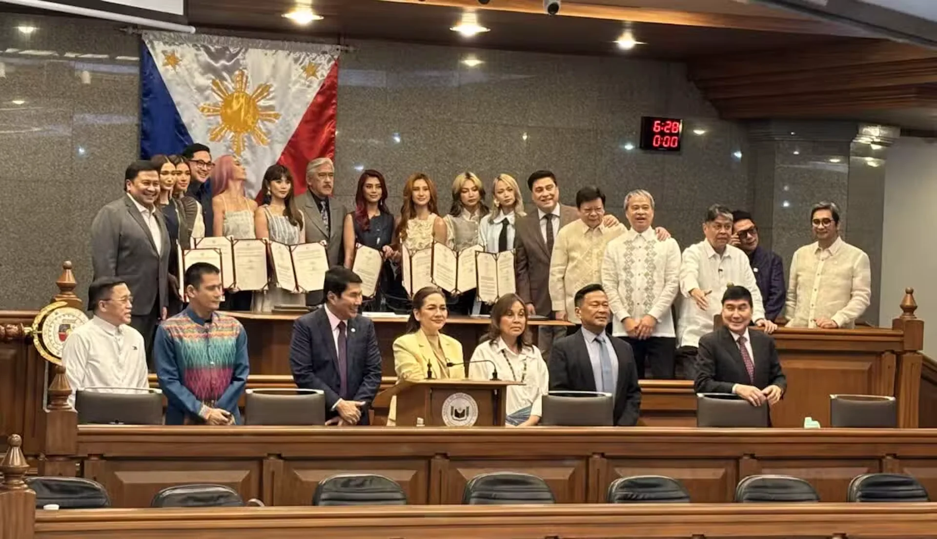 Pinarangalan ng Senado ang BINI bilang Unang Filipino Act na Nagperform sa Coachella