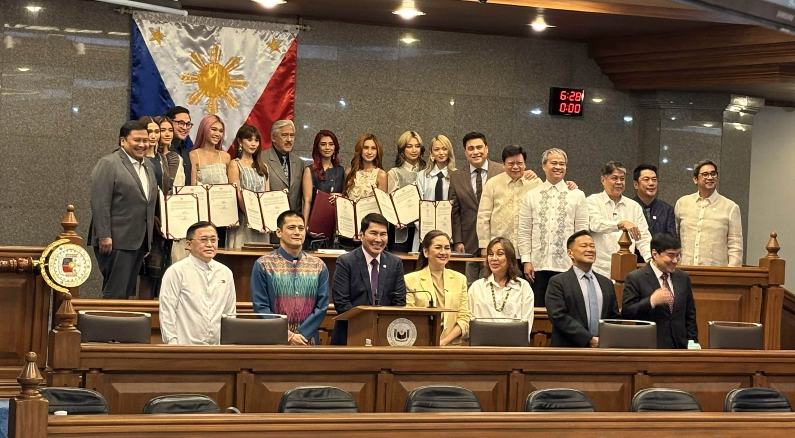 Pinarangalan ng Senado ang BINI bilang Unang Pilipinong Aktong Nagsagawa sa Coachella