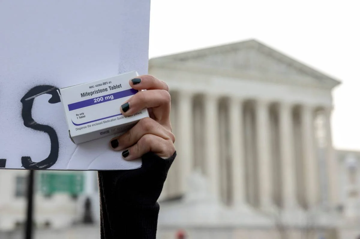 Ipinagpatuloy ng Korte Suprema ang Access sa Mifepristone Abortion Pill sa Pamamagitan ng Telehealth at mga Parmasya