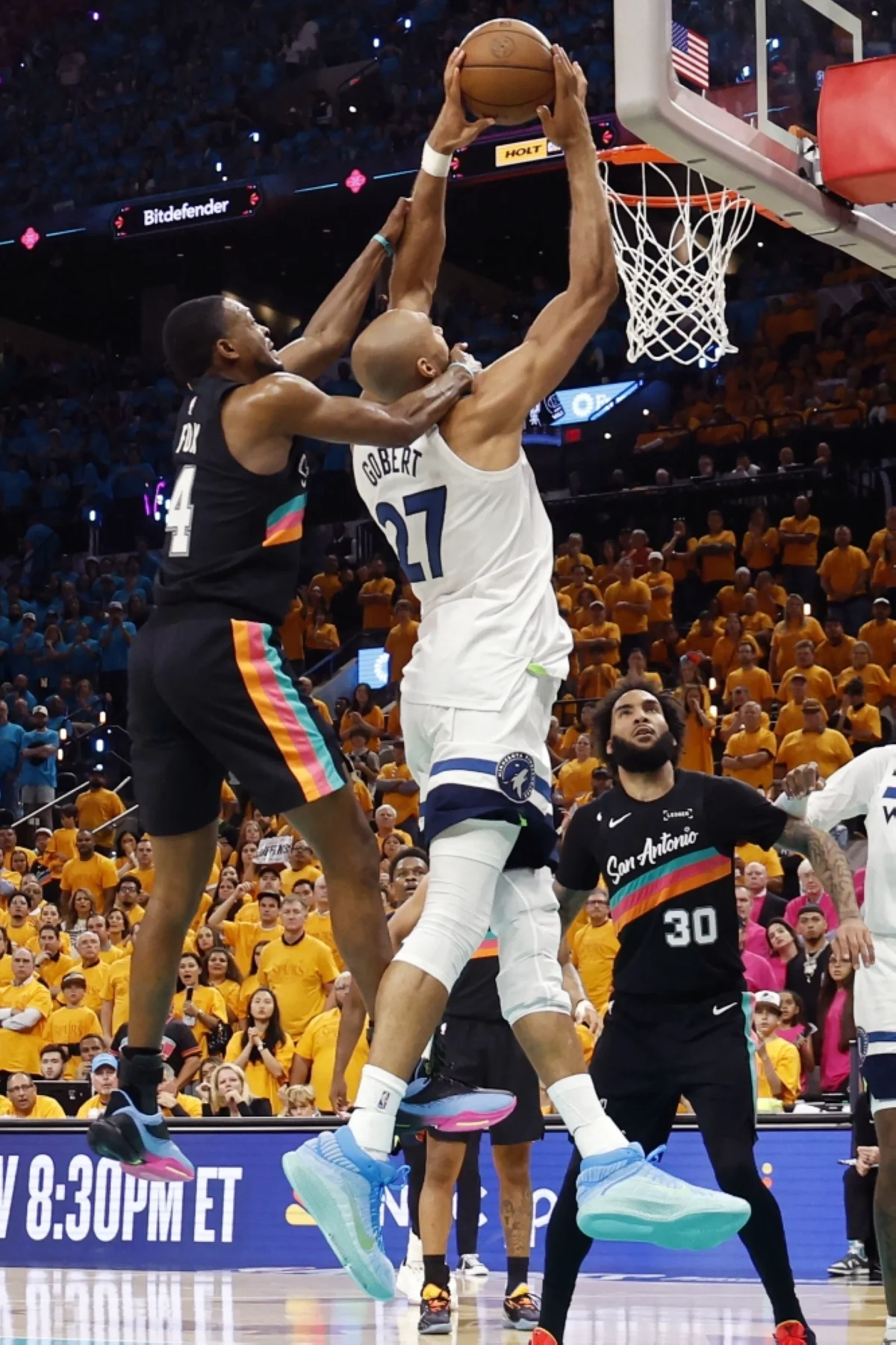Nanggulat ang Timberwolves sa Spurs, Dominado ng Knicks ang Sixers sa NBA Playoffs