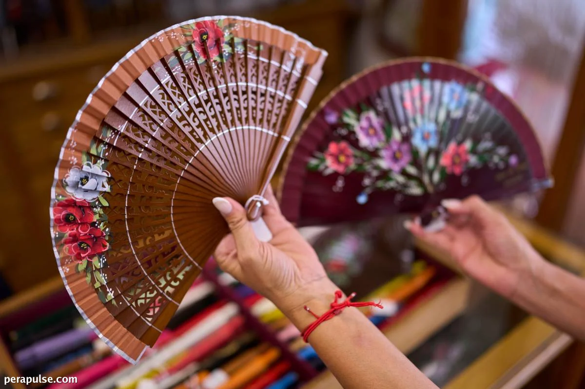 Ang Tradisyonal na Folding Hand Fans ay Tumataas ang Kasikatan sa Gitna ng Matinding Tag-init sa Espanya