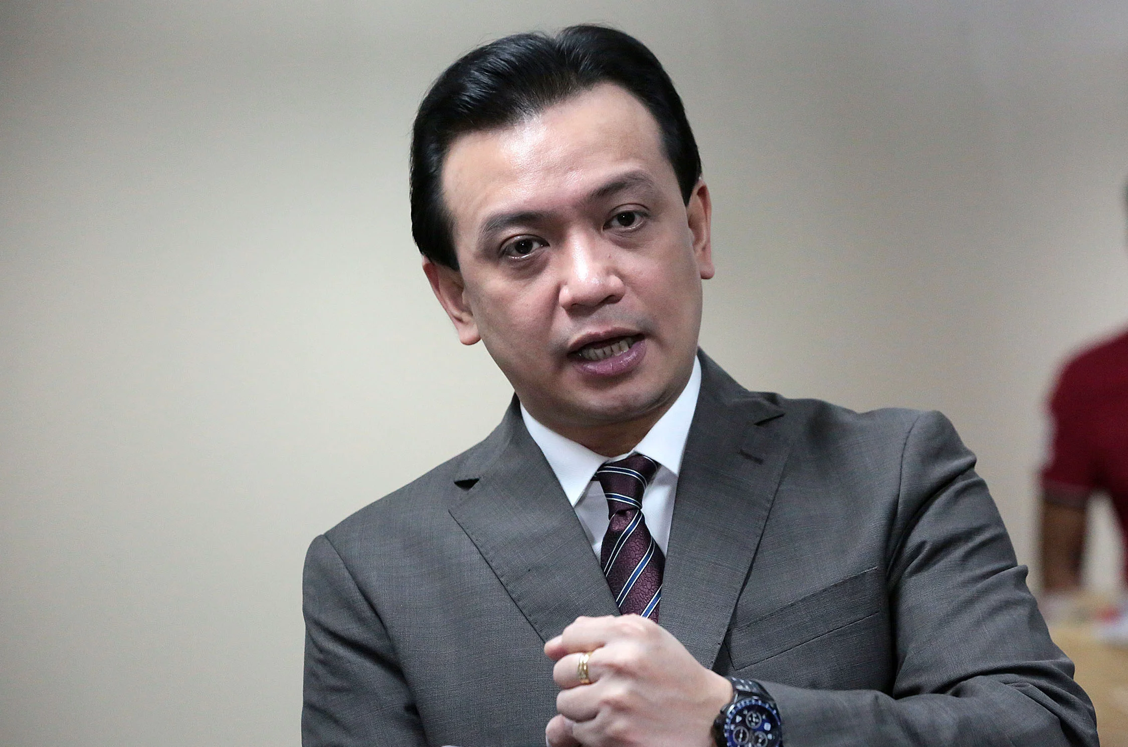 Ipinakita ni Trillanes ang ICC Warrant kay Dela Rosa sa Sesyon ng Senado