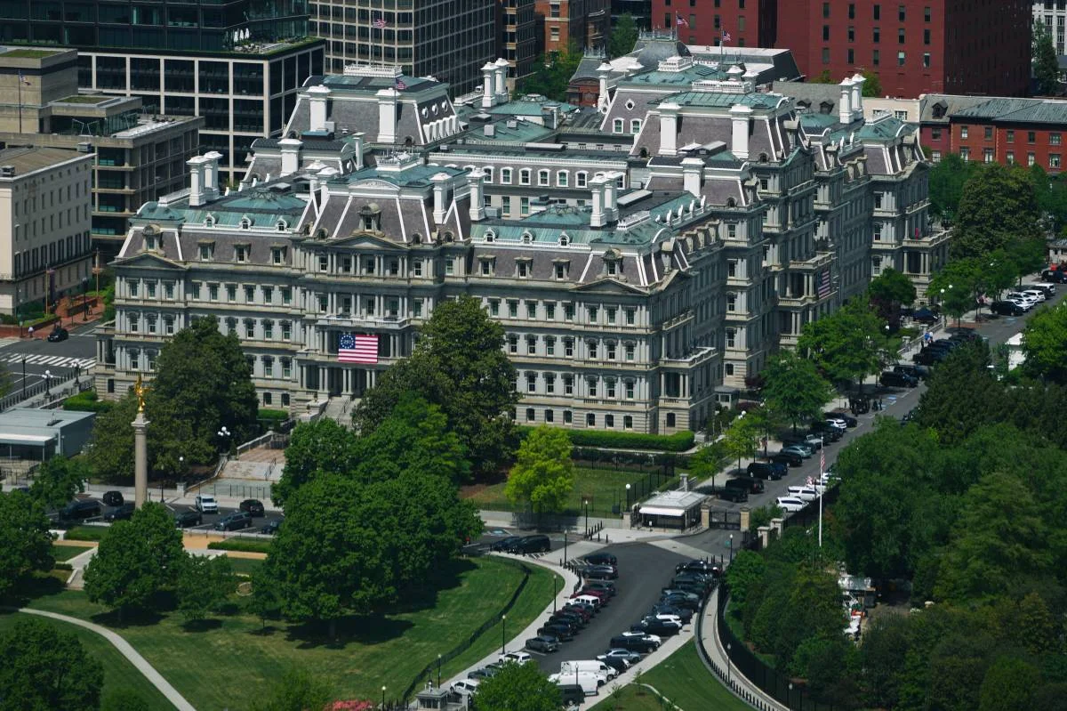 Ang Panukala ni Trump na Pinturahan ng Puti ang Eisenhower Building ay Sinasailalim sa Pagsusuri at Pagtutol
