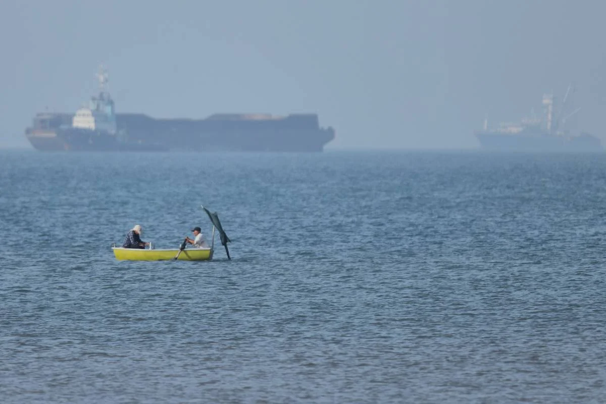US Halts Hormuz Ship Escorts to Pursue Peace Deal Amid Ongoing Tensions