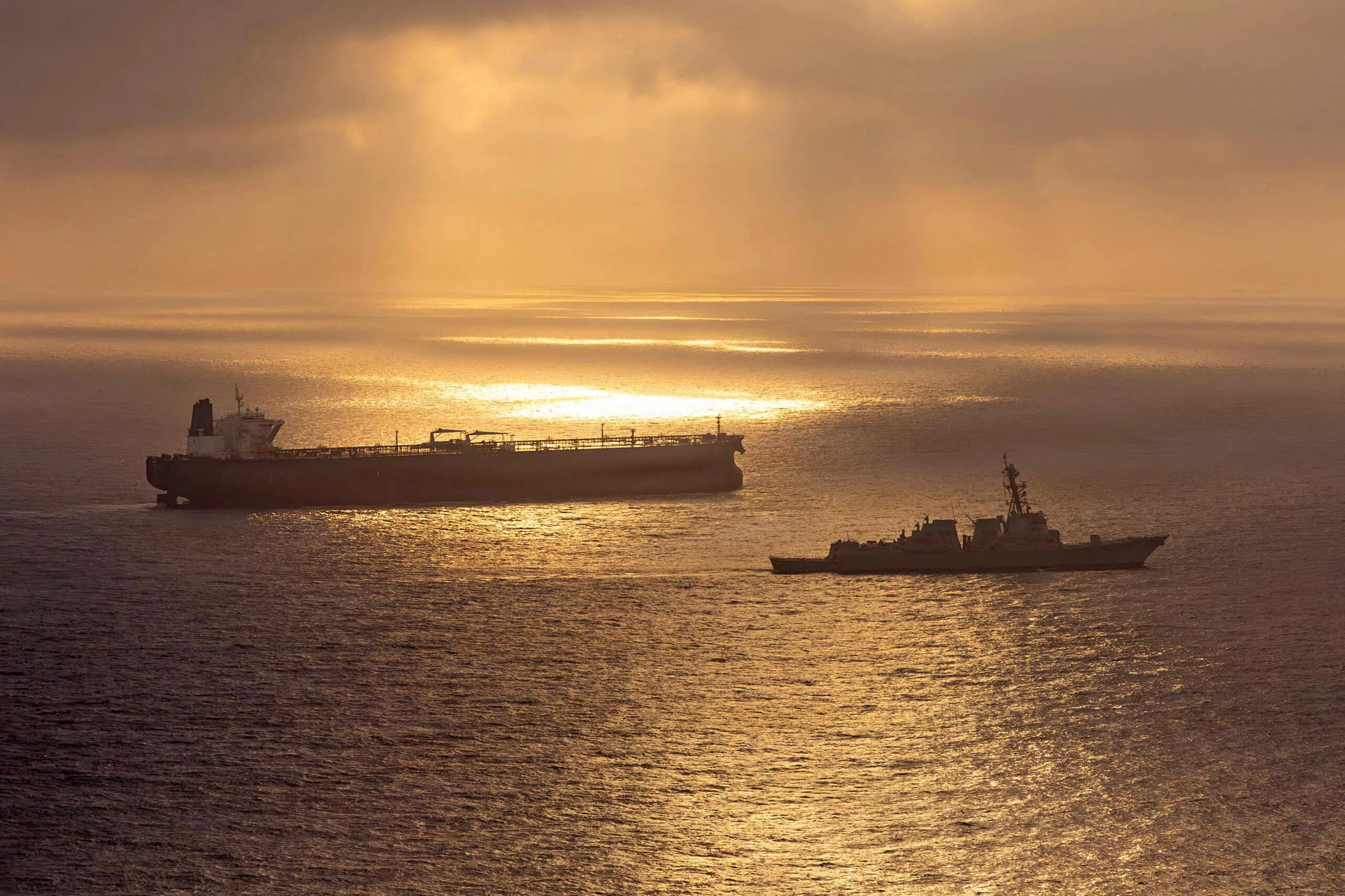 US Strikes sa mga Iranian Tankers Nagdulot ng Retaliation sa Gitna ng Fragile na Truce