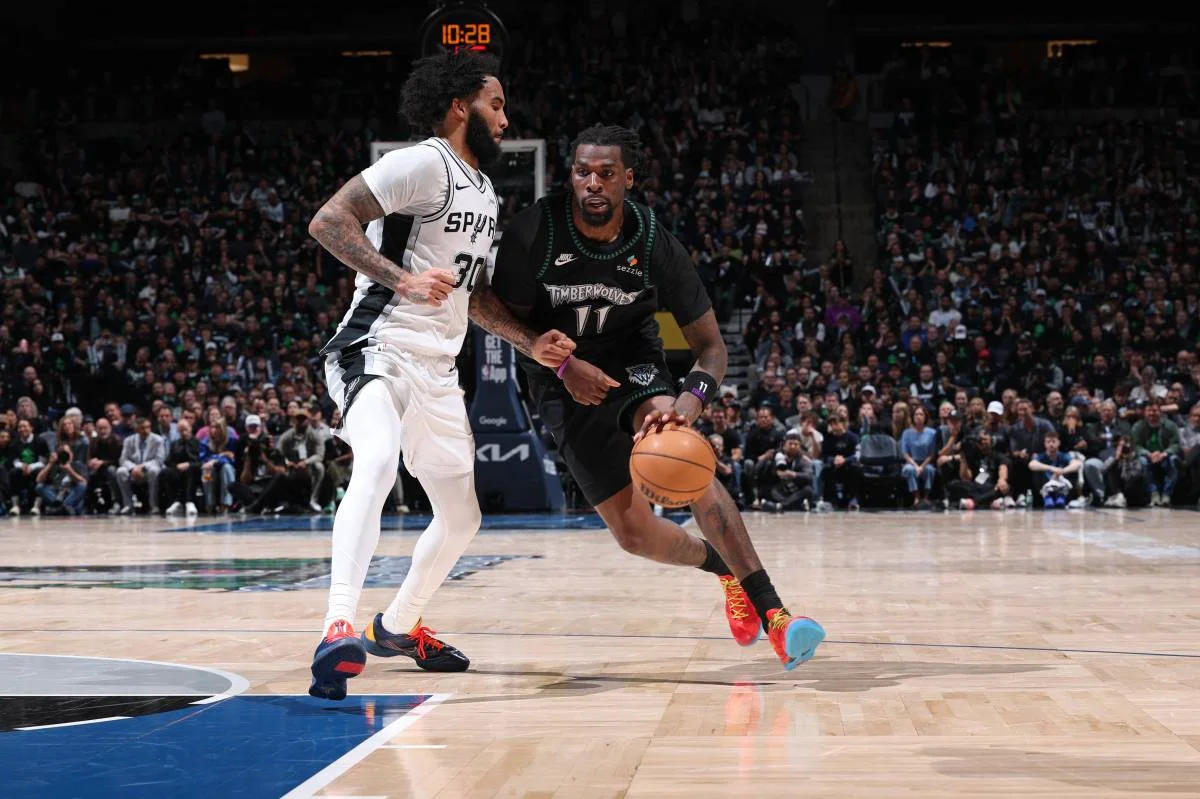 Wembanyama Tinanggal sa Laro Dahil sa Pagbato ng Siko Kay Reid sa Pagkatalo ng Spurs sa Playoff